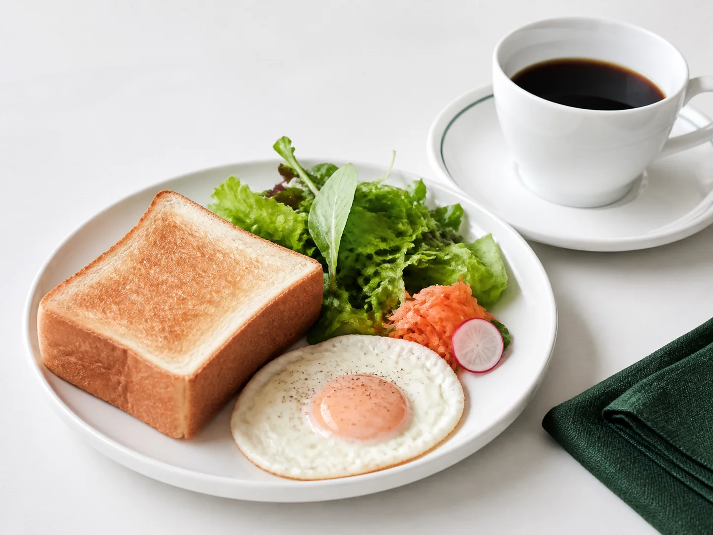 厚切りトーストと卵とサラダのモーニングセット